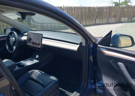 2023 Tesla Model Y Awd/Long Range Dual Motor All-Wheel Drive z USA, uszkodzony, nr VIN 7SAYGDEE6PF851180